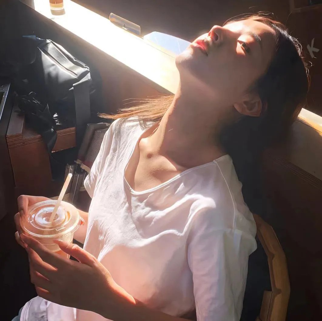 背后的她,眼前的我